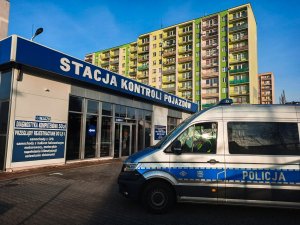 Policjanci podczas  akcji Twoje światła - Nasze bezpieczeństwo na stacji kontroli pojazdów przy sprawdzaniu oświetlenia pojazdu