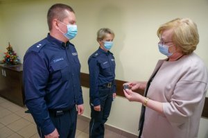 Policjanci otrzymuje kluczyki do radiowozów od Pani Prezydent Miasta Zabrze