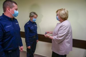 Policjanci otrzymuje kluczyki do radiowozów od Pani Prezydent Miasta Zabrze