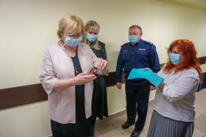 Policjanci otrzymuje kluczyki do radiowozów od Pani Prezydent Miasta Zabrze