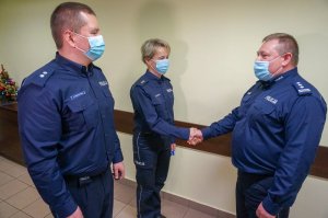 Policjanci otrzymuje kluczyki do radiowozów od Pani Prezydent Miasta Zabrze