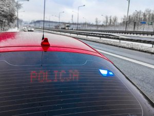 Nieoznakowany radiowóz z  napisem policja na wyświetlaczu