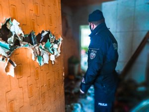 Policjanci podczas kontroli pustostanów