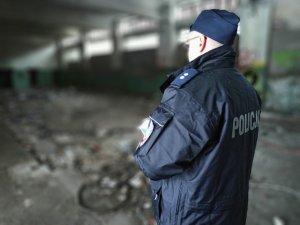 Policjanci podczas kontroli pustostanów