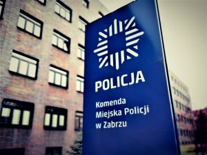 Zdjęcie kolorowe: Logo z napisem &quot;Policja, Komenda Miejska Policji w Zabrzu&quot;