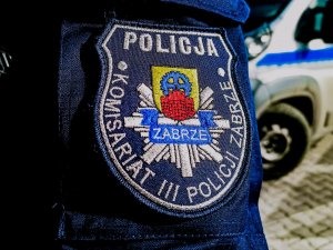 Zdjęcie kolorowe: naszywka z napisem &quot;Policja Komisariat III Policji w Zabrzu&quot;.