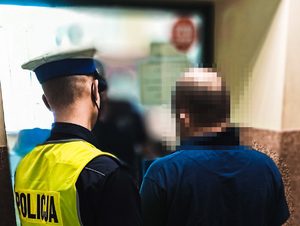 policjant podczas prowadzenia badania trzeźwości