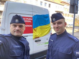 policjanci podczas  rozładunku pomocy humanitarnej dla Ukrainy