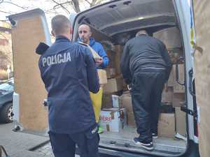policjanci podczas  rozładunku pomocy humanitarnej dla Ukrainy