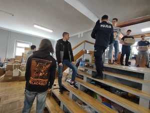 policjanci podczas  rozładunku pomocy humanitarnej dla Ukrainy