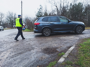 Policjanci ruchu drogowego podczas prowadzenia kontroli drogowej na trakcie akcji &quot;Bezpieczny Pieszy&quot;
