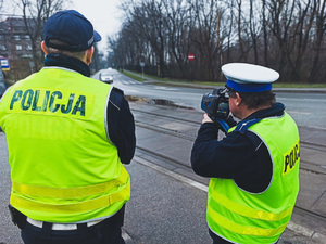 Policjanci ruchu drogowego podczas prowadzenia kontroli drogowej na trakcie akcji &quot;Bezpieczny Pieszy&quot;