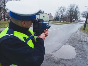Policjanci ruchu drogowego podczas prowadzenia kontroli drogowej na trakcie akcji &quot;Bezpieczny Pieszy&quot;