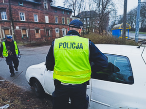 Policjanci ruchu drogowego podczas prowadzenia kontroli drogowej na trakcie akcji &quot;Bezpieczny Pieszy&quot;