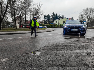 Policjanci ruchu drogowego podczas prowadzenia kontroli drogowej na trakcie akcji &quot;Bezpieczny Pieszy&quot;