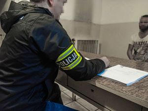 Nieumundurowany Policjant przesłuchuje zatrzymanego