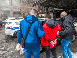 Nieumundurowani Policjanci prowadzą zatrzymanego
