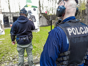 Policjanci podczas treningu strzeleckiego