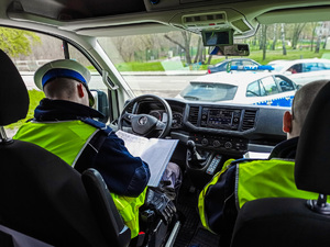 Policjanci ruchu drogowego w trakcie dziań prędkość