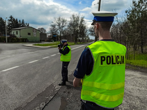 Policjanci ruchu drogowego w trakcie dziań prędkość