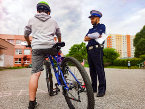 Policjanci podczas  egzaminu uczniów na  karty rowerowe