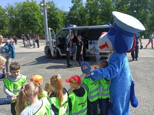 Policjanci na  festynie podczas  obchodów dnia dziecka w Zabrzu