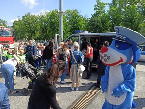 Policjanci na  festynie podczas  obchodów dnia dziecka w Zabrzu