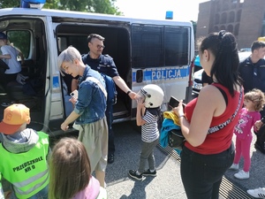 Policjanci na  festynie podczas  obchodów dnia dziecka w Zabrzu