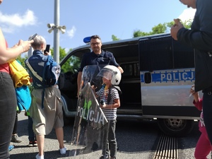 Policjanci na  festynie  podczas  obchodów dnia dziecka w Zabrzu