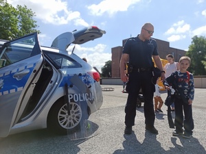 Policjanci na  festynie  podczas  obchodów dnia dziecka w Zabrzu