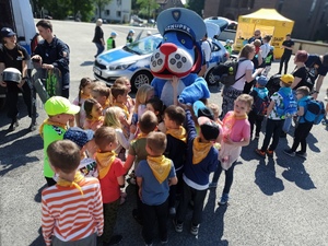 Policjanci na  festynie  podczas  obchodów dnia dziecka w Zabrzu