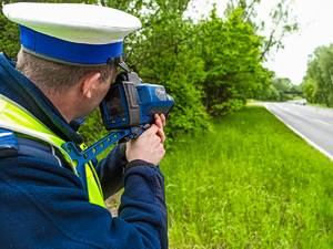 Policjant wykonuje pomiar prędkości