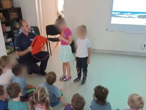 Zdjęcia kolorowe: Policjanci oraz Psycholog i Pedagog z Poradni Psychologiczno Pedagogicznej w Zabrzu, realizujący zajęcia profilaktyczne dla dzieci z Przedszkola.