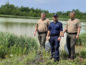 Zdjęcia kolorowe: Umundurowany policjant wspólnie z funkcjonariuszami Straży Leśnej przeprowadzający kontrole terenów leśnych.