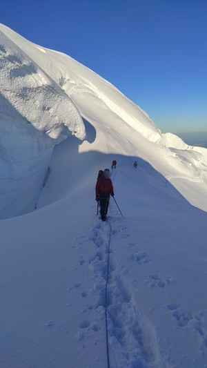 Zdjęcia kolorowe: Zabrzański policjant w trakcie górskiej wyprawy na szczyt &quot;Mont Blanc&quot;. Zdjęcia przedstawiają również górskie pejzaże.