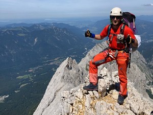 Zdjęcia kolorowe: zabrzański policjant aspirant sztabowy Michał Puchała, w trakcie górskiej wspinaczki na najwyższy szczyt Niemiec - Zugspitze. Na zdjęciach widać górskie pejzaże oraz Michała Puchałę podczas wspinaczki.