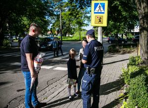 policjant przy przejściu dla pieszych w rejonie szkoły