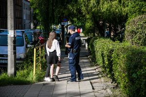 policjant przy przejściu dla pieszych w rejonie szkoły