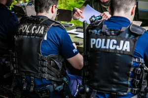 policjanci podczas  ćwiczeń strzeleckich