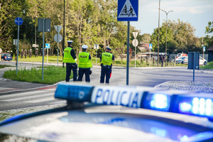 Policjanci i policyjne pojazdy podczas  zabezpieczenia mieczu piłki nożnej Górnika Zabrze i Piasta Gliwice