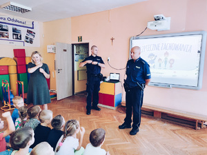 Dzielnicowi podczas  zajęć w przedszkolu