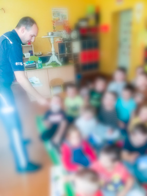 Policjant podczas prelekcji w przedszkolu