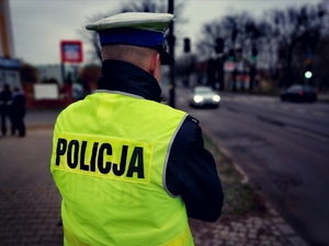 Na zdjęciu policjant obserwujący drogę