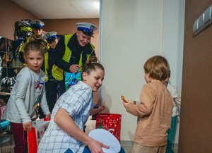 Na zdjęciu policjanci podczas wizyty u 5-letniego Janka którego marzeniem jest zostać policjantem