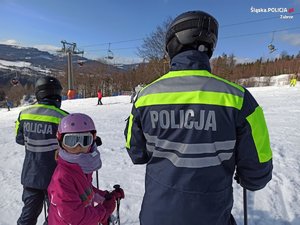 Na zdjęciu policjanci i mała narciarka