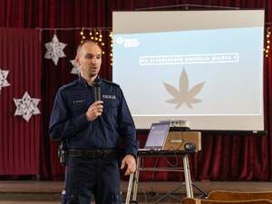 na zdjęć policjant podczas zajęć profilaktycznych