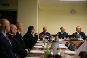 na zdjęciach policjanci na spotkaniu opłatkowym