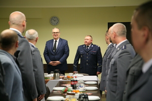 na zdjęciach policjanci na spotkaniu opłatkowym
