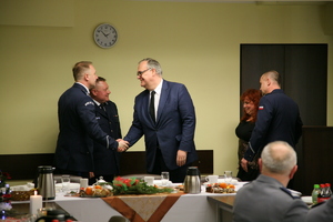 na zdjęciach policjanci na spotkaniu opłatkowym