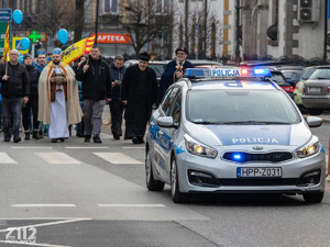 Policjanci podczas zabezpieczenia orszaku trzech króli w Zabrzu